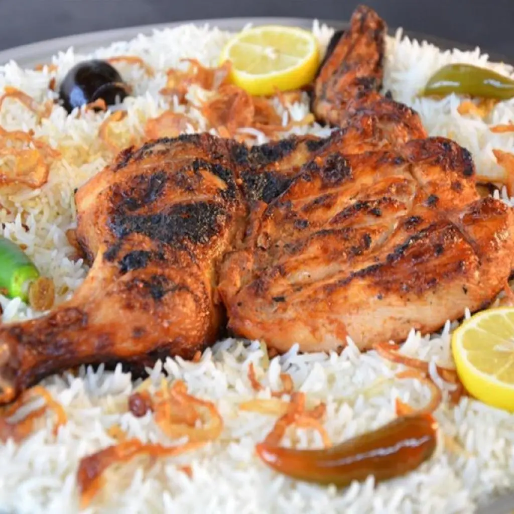 دجاج على الفحم مع الرز